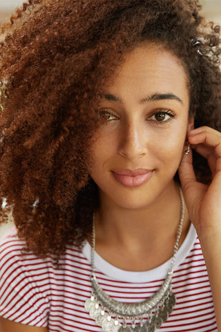 LOS 4 PROBLEMAS MÁS COMUNES DEL CUERO CABELLUDO PARA EL CABELLO NEGRO