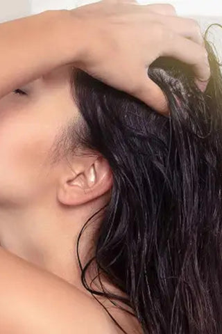 CÓMO EXFOLIAR EL CUERO CABELLUDO CON UN EXFOLIANTE