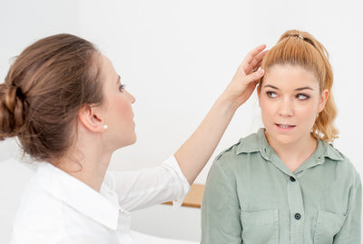 3 KEY DIFFERENCES BETWEEN HEAD LICE AND DANDRUFF